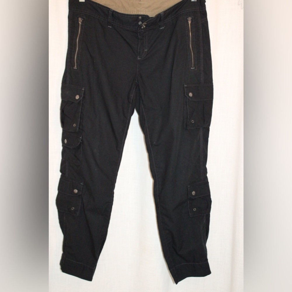 Athleta Black Light Weight Cargo Pant Multiple Packets, Zippers & adjustable hem
